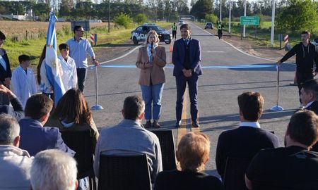 El gobernador Maximiliano Pullaro, junto a la vicegobernadora Gisela Scaglia, inauguraron una serie de obras viales (pavimentación, repavimentaciones, accesos, tercer carril y duplicación de calzada) en el sur de la provincia de Santa Fe. El gobernador Maximiliano Pullaro, junto a la vicegobernadora Gisela Scaglia, inauguraron una serie de obras viales (pavimentación, repavimentaciones, accesos, tercer carril y duplicación de calzada) en el sur de la provincia de Santa Fe.