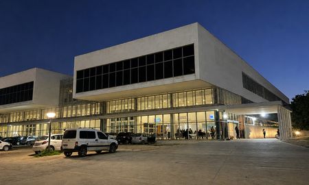 Al arribar las unidades policiales, constataron que la víctima ya había sido trasladada de forma particular por vecinos de la zona hacia el Hospital J. B. Iturraspe. Al arribar las unidades policiales, constataron que la víctima ya había sido trasladada de forma particular por vecinos de la zona hacia el Hospital J. B. Iturraspe.