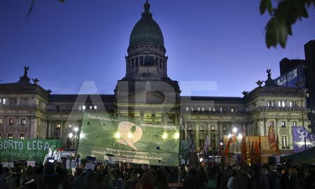 El Senado debatía esta noche el proyecto de interrupción voluntaria del embarazo y con el correr de las horas crecía la expectativa en el sector verde sobre el resultado final tendiente a aprobar la ley. El Senado debatía esta noche el proyecto de interrupción voluntaria del embarazo y con el correr de las horas crecía la expectativa en el sector verde sobre el resultado final tendiente a aprobar la ley.