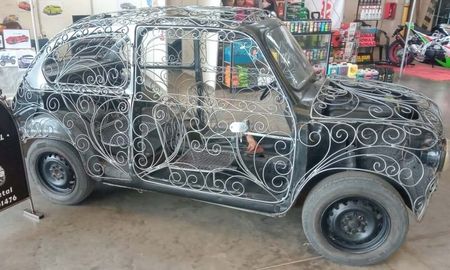 Es santafesino, tuneó su Fiat 600 como si fuera una carroza y es furor en la redes Es santafesino, tuneó su Fiat 600 como si fuera una carroza y es furor en la redes