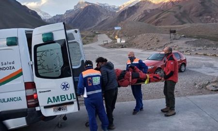 un andinista canadiense sufrio graves heridas tras una caida en el cerro aconcagua un andinista canadiense sufrio graves heridas tras una caida en el cerro aconcagua