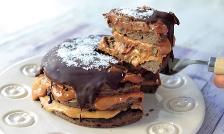 Cómo hacer una deliciosa torta repleta de coco y maní paso a paso. Cómo hacer una deliciosa torta repleta de coco y maní paso a paso.