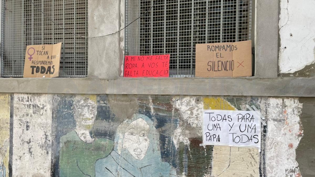 Alumnas de la escuela Lourdes, de la ciudad de Santa Fe, colocaron carteles en la fachada del edificio exigiendo respeto y advirtiendo a las autoridades del establecimiento sobre lo que venía sucediendo.