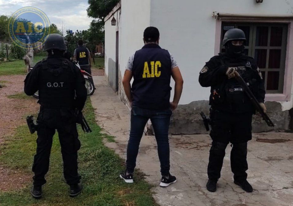 Personal de la Agencia de Investigación Criminal y del Grupo de Operaciones Táctica allanaron dos vivendas en Ceres para esclarecer el robo de la firma de agronegocios.