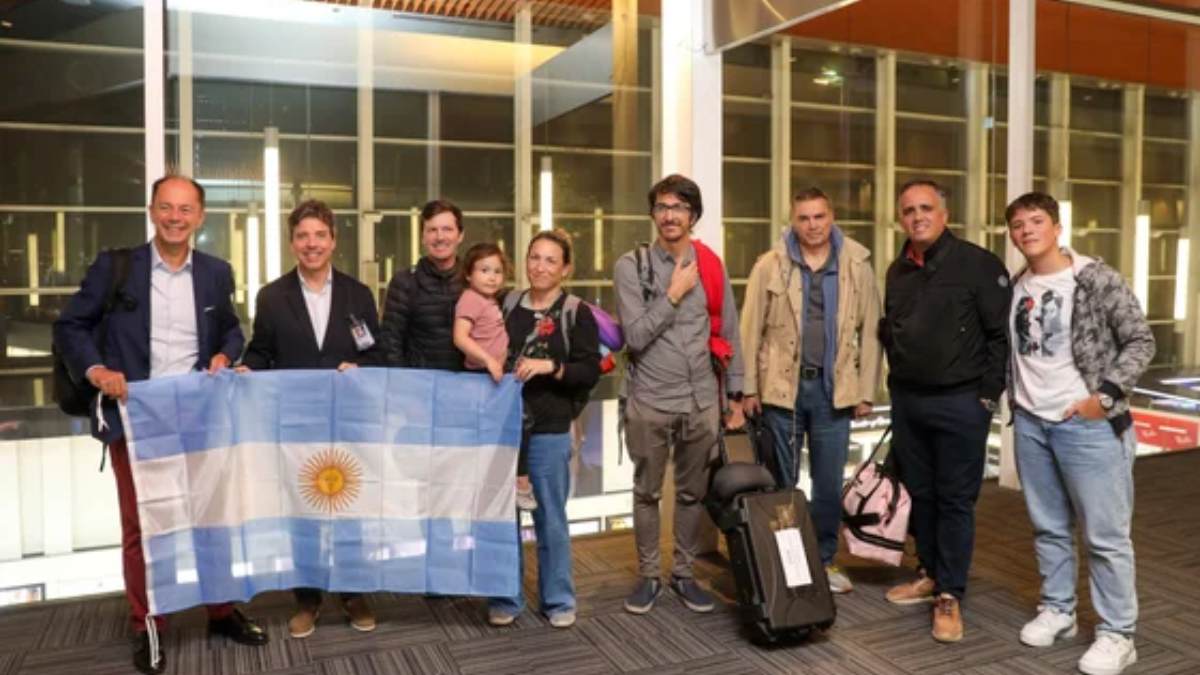 Había que abandonar la residencia y la embajada en 72 horas; detallaron.