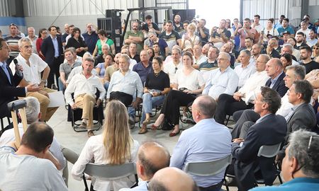 El gobernador Omar Perotti, junto al ministro de Economía de la Nación y candidato a presidente de Unión por la Patria (UxP), Sergio Massa, habilitaron este martes por la tarde el Depósito Fiscal construido en el Parque de Actividades Económicas de Rafaela. El gobernador Omar Perotti, junto al ministro de Economía de la Nación y candidato a presidente de Unión por la Patria (UxP), Sergio Massa, habilitaron este martes por la tarde el Depósito Fiscal construido en el Parque de Actividades Económicas de Rafaela.