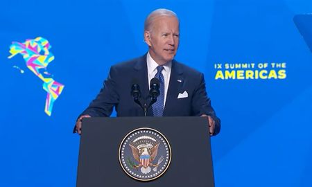 La democracia no es solo la característica definitoria de la historia de América, sino un ingrediente esencial de su futuro, proclamó Biden en Los Ángeles. La democracia no es solo la característica definitoria de la historia de América, sino un ingrediente esencial de su futuro, proclamó Biden en Los Ángeles.