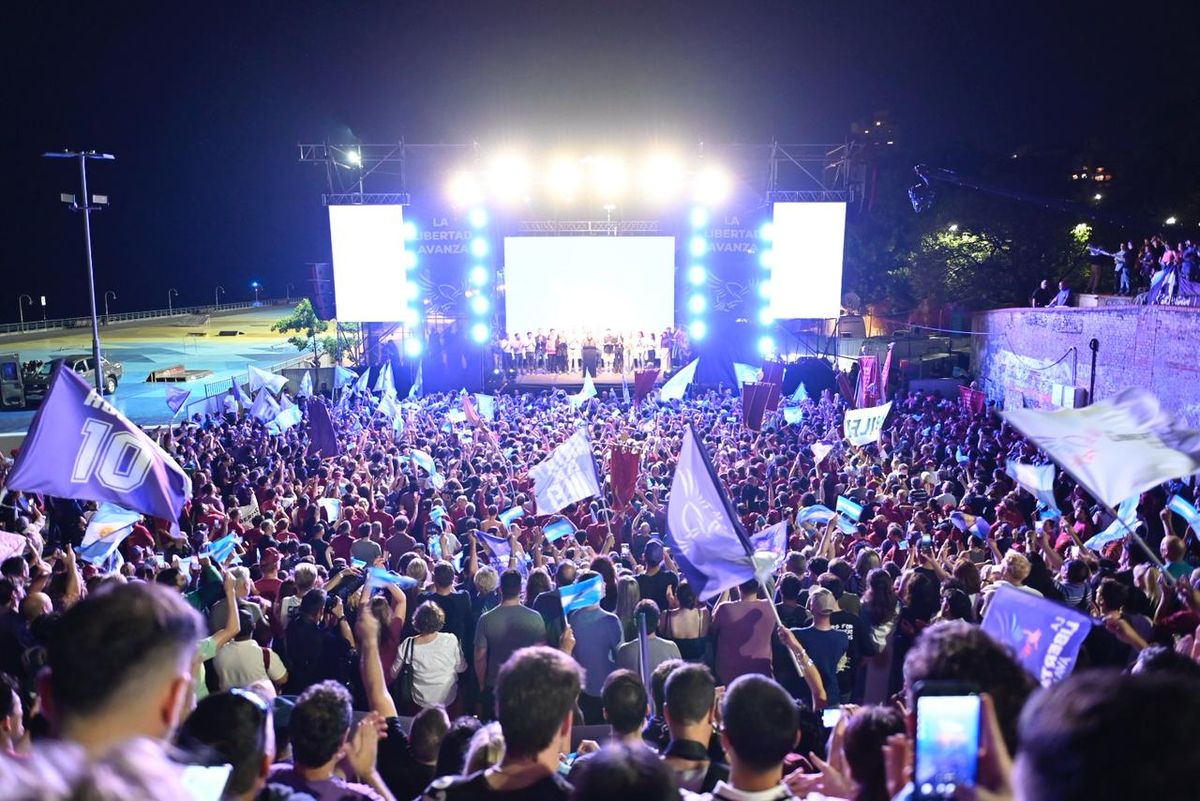 Javier Milei cerró la campaña de La Libertad Avanza con un multitudinario acto en Rosario.