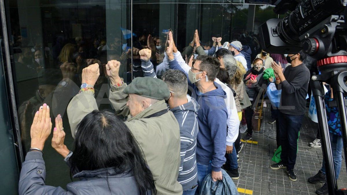 Familiares, amigos y vecinos protestaron por la detención del imputado de 25 de años en Rosario.