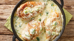 altText(Pollo al verdeo en sartén: cómo hacer este plato fácil y en menos de 40 minutos)}