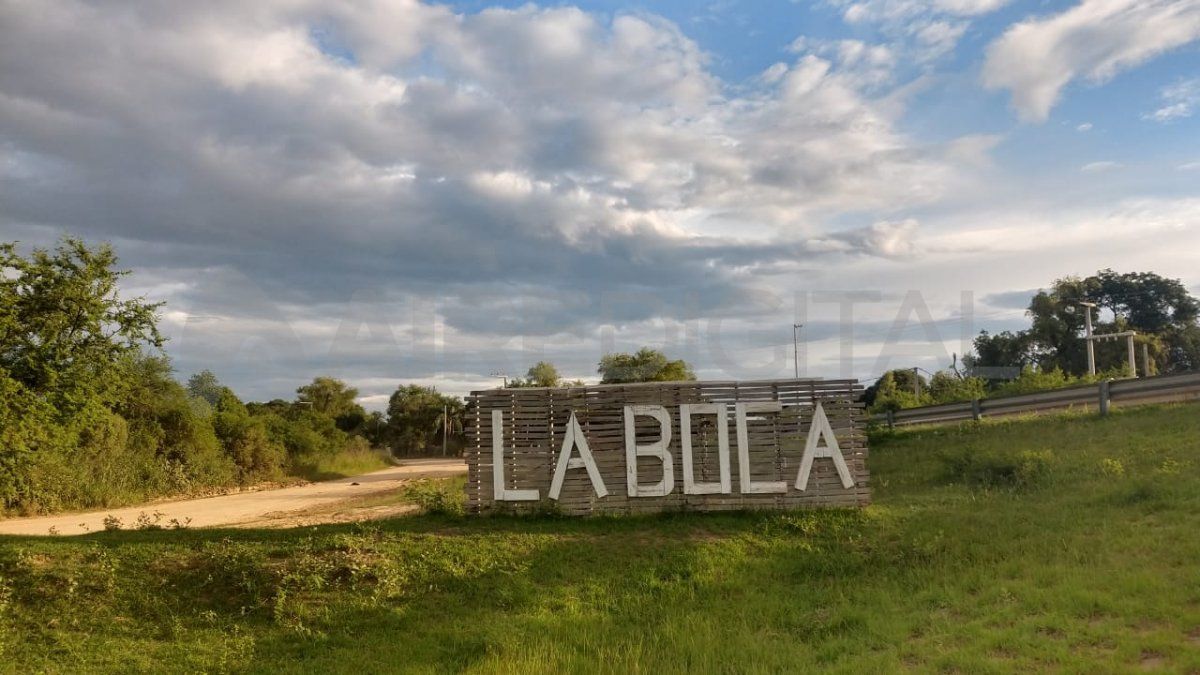 Los vecinos del barrio La Boca piden un camino asfaltado para que puedan entrar las ambulancias, colectivos y la policía al barrio. Aseguran que están aislados de la ciudad y que es urgente que se realice la obra.