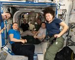 Seis de los siete miembros de la tripulación de la Expedición 74 posan juntos para un retrato a bordo de la Estación Espacial Internacional. Seis de los siete miembros de la tripulación de la Expedición 74 posan juntos para un retrato a bordo de la Estación Espacial Internacional.