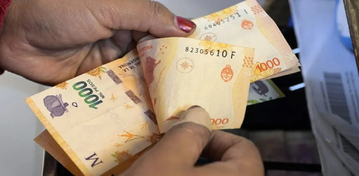 El aguinaldo se cobra aproximadamente a mediados de diciembre. El aguinaldo se cobra aproximadamente a mediados de diciembre.