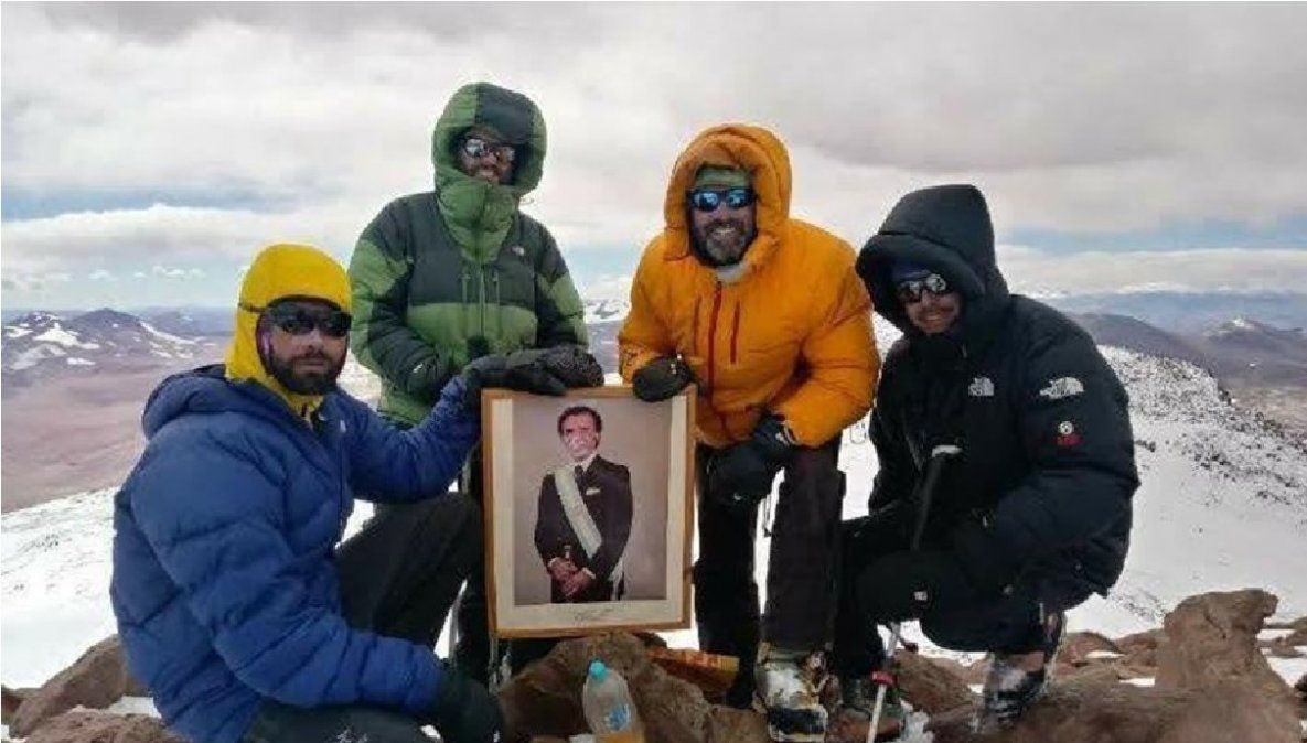Escalaron más de 6700 metros con una foto de Carlos Menem