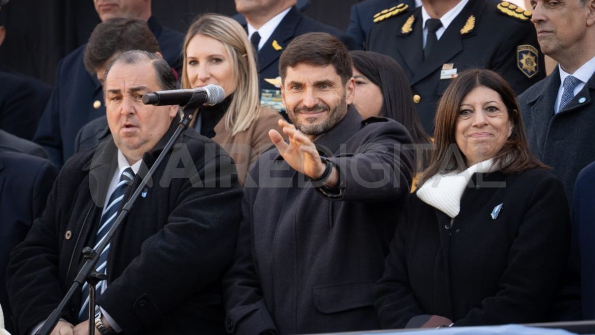 El gobernador Maximiliano Pullaro encabezó el acto por el 214° aniversario de la Revolución de Mayo en Santa Fe.