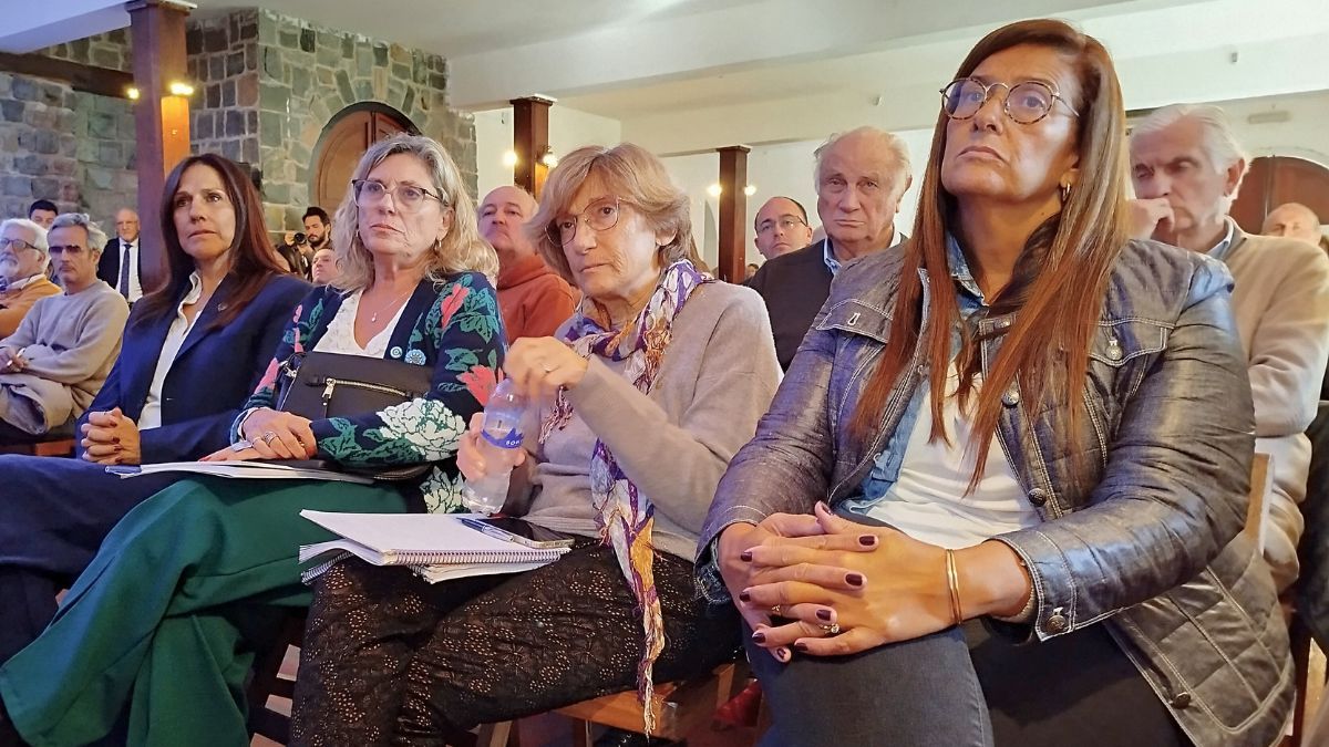 En primera fila, las integrantes de la Mesa de Enlace de Santa Fe: Soledad Diez de Tejada (SRA), Laura Llopi (Coninagro), Sara Gardiol (Carsfe) y Marcela Fabrissín (FAA). En primera fila, las integrantes de la Mesa de Enlace de Santa Fe: Soledad Diez de Tejada (SRA), Laura Llopi (Coninagro), Sara Gardiol (Carsfe) y Marcela Fabrissín (FAA).