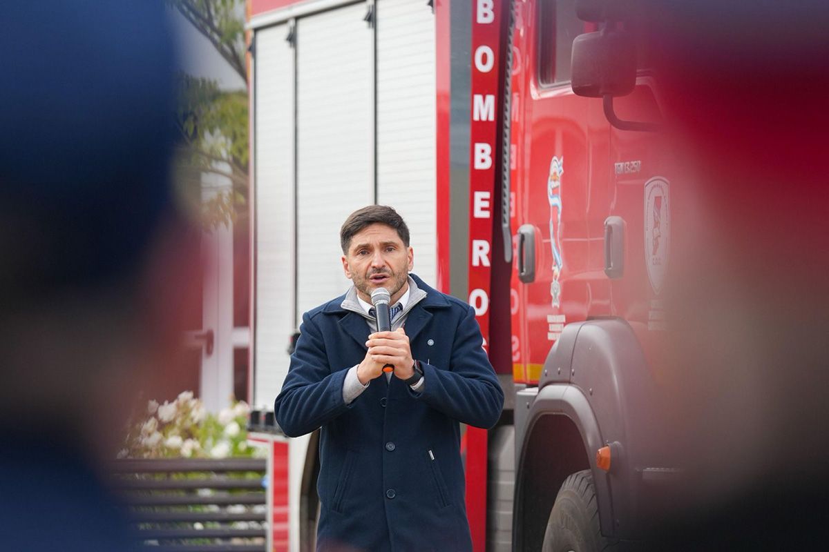 Pullaro en el Día del Bombero Voluntario: "Sentimos orgullo por ustedes y por eso invertimos para que sean los más preparados y equipados de la Argentina" Pullaro en el Día del Bombero Voluntario: "Sentimos orgullo por ustedes y por eso invertimos para que sean los más preparados y equipados de la Argentina"