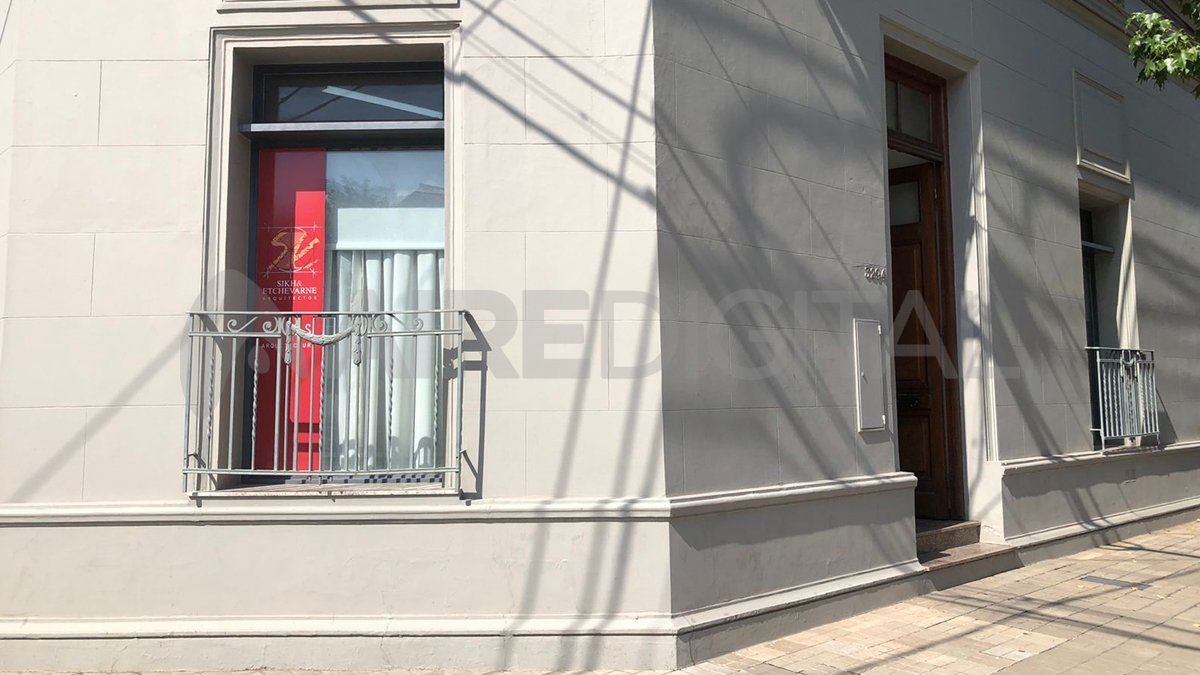 El local se ubica en Necochea e Ituzaing&oacute;, una esquina muy transitada de la ciudad de Santa Fe, pero las ventanas tienen banners que impiden ver de afuera hacia adentro.