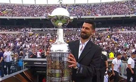 Novak Djokovic sorprendió en cancha de River para ver la final de la Copa Libertadores. Novak Djokovic sorprendió en cancha de River para ver la final de la Copa Libertadores.