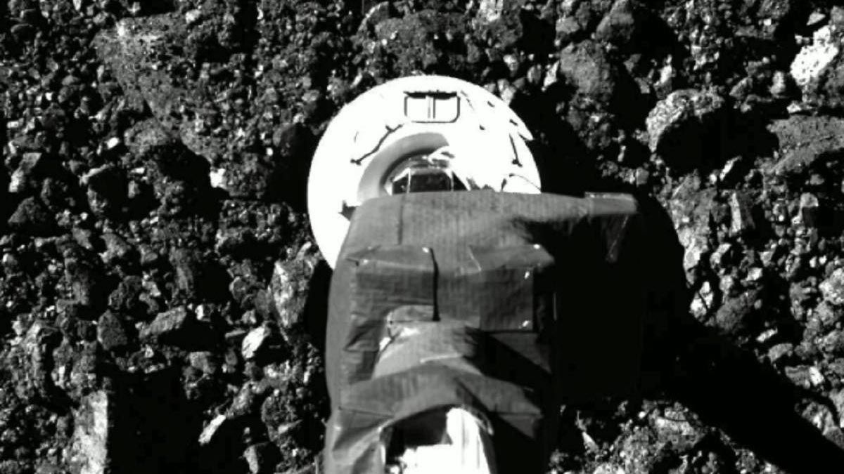 La primera imagen de la sonda de la NASA cuando llegó al asteroide Bennu a recoger muestras. La primera imagen de la sonda de la NASA cuando llegó al asteroide Bennu a recoger muestras.