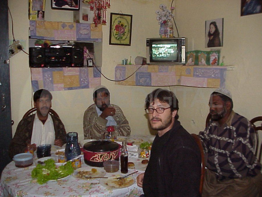 Cena en la casa de Jakeel, un remisero y guía en esas tierras desquiciadas.
