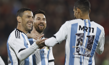 Lionel Messi en la despedida de Maxi Rodríguez junto a Ángel Di María. Lionel Messi en la despedida de Maxi Rodríguez junto a Ángel Di María.