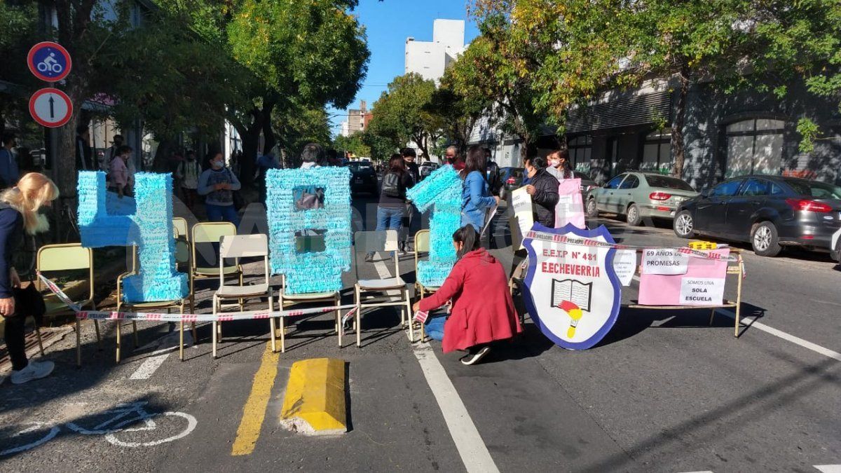 La comunidad docente y no docente de la escuela Esteban Echeverría