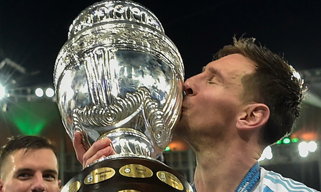 Lionel Messi con la Copa América. Argentina vive su hora más gloriosa en casi tres décadas. Lionel Messi con la Copa América. Argentina vive su hora más gloriosa en casi tres décadas.