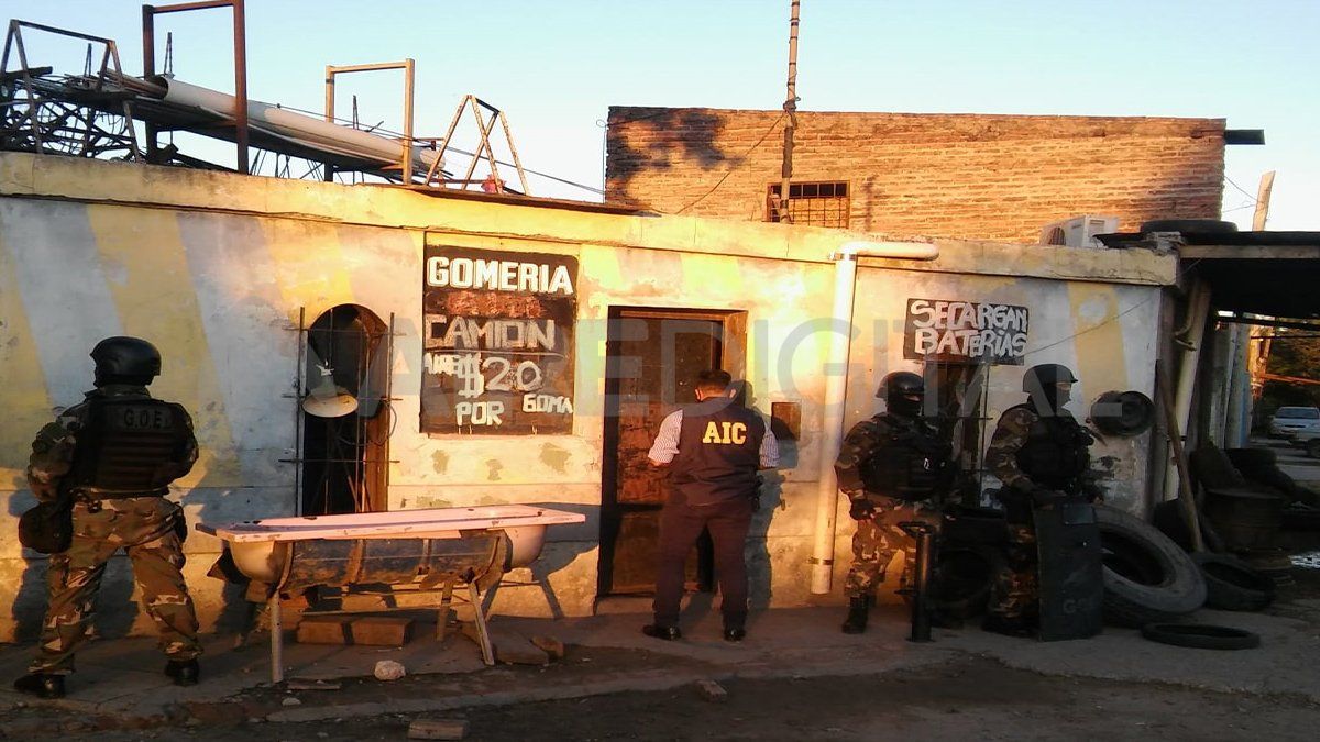 Una de las gomerías que fue allanada durante la busqueda del camionero. 