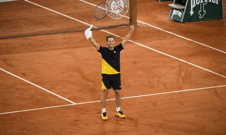 Tras poco más de cinco horas de juego, Diego Schwartzman dio el batacazo, eliminó a Dominic Thiem y clasificó a semifinales de Roland Garros. Tras poco más de cinco horas de juego, Diego Schwartzman dio el batacazo, eliminó a Dominic Thiem y clasificó a semifinales de Roland Garros.