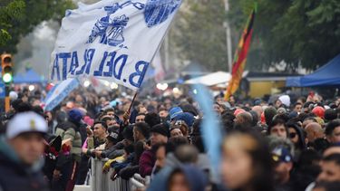 El último adiós al Indio, en fotos: masiva peregrinación hacia Avellaneda Miles de fanáticos del Indio Solari llegaron este domingo a Avellaneda para despedir a su ídolo.