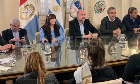 El gobernador de Santa Fe, Omar Perotti, y el intendente de Rosario, Pablo Javkin, recibieron este viernes por la tarde a familiares de víctimas de la inseguridad del sur provincial. El gobernador de Santa Fe, Omar Perotti, y el intendente de Rosario, Pablo Javkin, recibieron este viernes por la tarde a familiares de víctimas de la inseguridad del sur provincial.