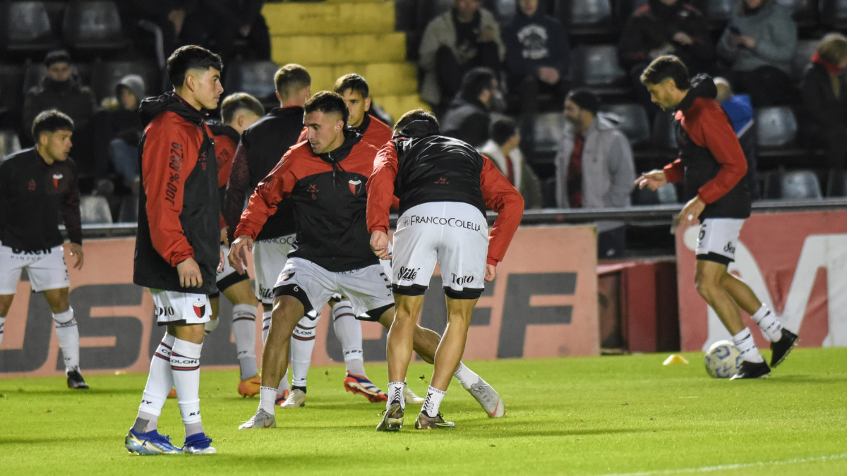 La entrada en calor de los futbolistas de Colón ante Mitre.