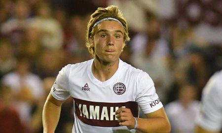 el volante pedro de la vega, del club atletico lanus, fue operado con exito de la rodilla derecha el volante pedro de la vega, del club atletico lanus, fue operado con exito de la rodilla derecha