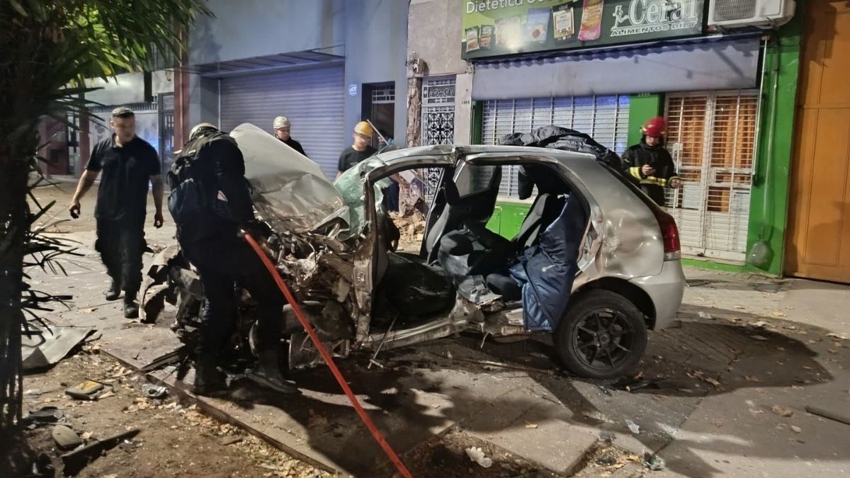 El conductor perdió el control en avenida San Martín de Rosario, impactó contra dos viviendas y falleció horas después en el Heca.