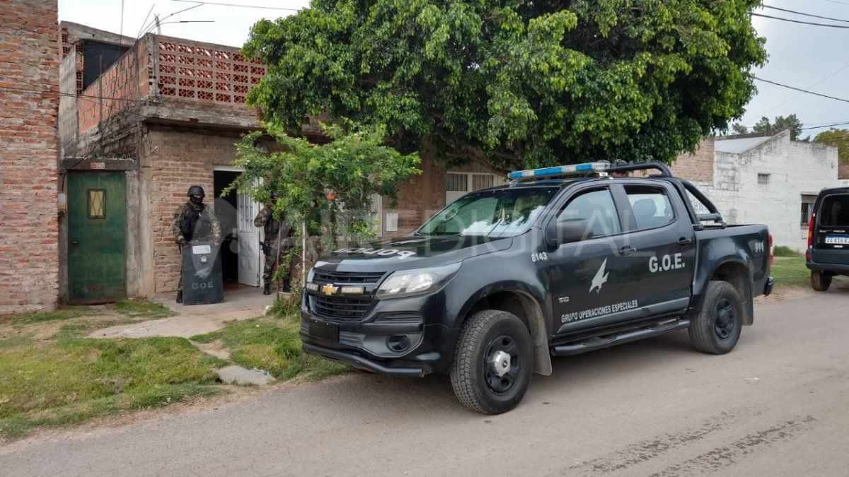 Otro de los allanamientos se realizó en J. M. Zuviría 3500