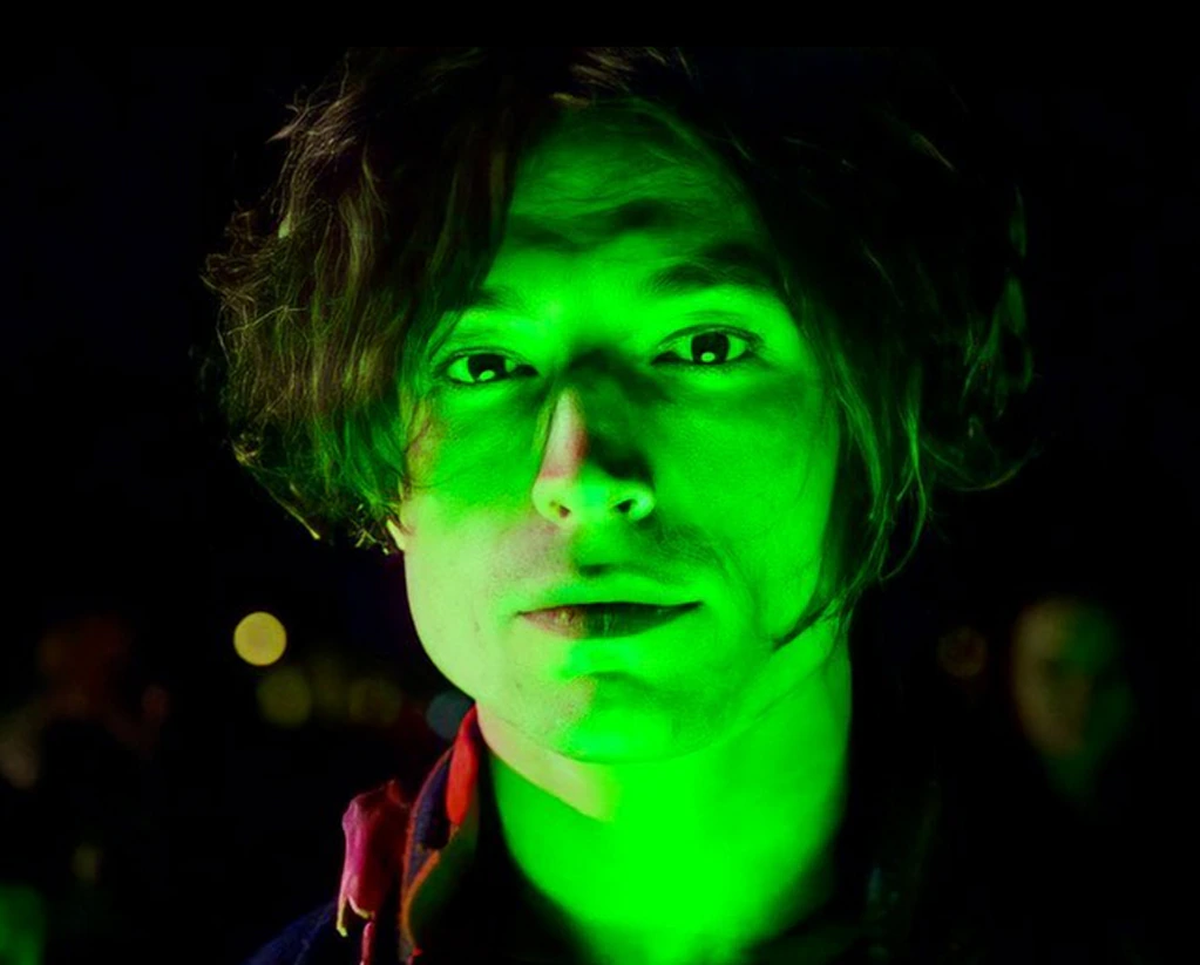 Tras un comportamiento preocupante que dio lugar a cargos de acoso y robo, así como acusaciones de asalto y abuso, Ezra Miller dijo que está buscando tratamiento para sus “problemas de salud mental complejos”.