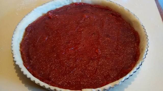 Una vez que la masa está apenas cocida, retirar del horno