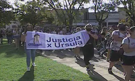 El femicidio de Úrsula derivó en marchas en reclamo de justicia y contra la violencia de género no sólo en Rojas sino también en La Plata y en la Plaza de Mayo frente a la Casa Rosada. El femicidio de Úrsula derivó en marchas en reclamo de justicia y contra la violencia de género no sólo en Rojas sino también en La Plata y en la Plaza de Mayo frente a la Casa Rosada.