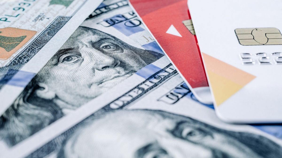 Las compras con tarjeta en moneda extranjera seguirán teniendo impuestos. 