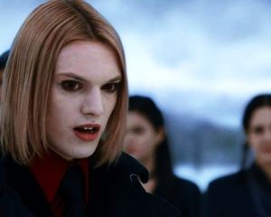 Jamie Campbell Bower es un actor, músico y modelo británico. Jamie Campbell Bower es un actor, músico y modelo británico.