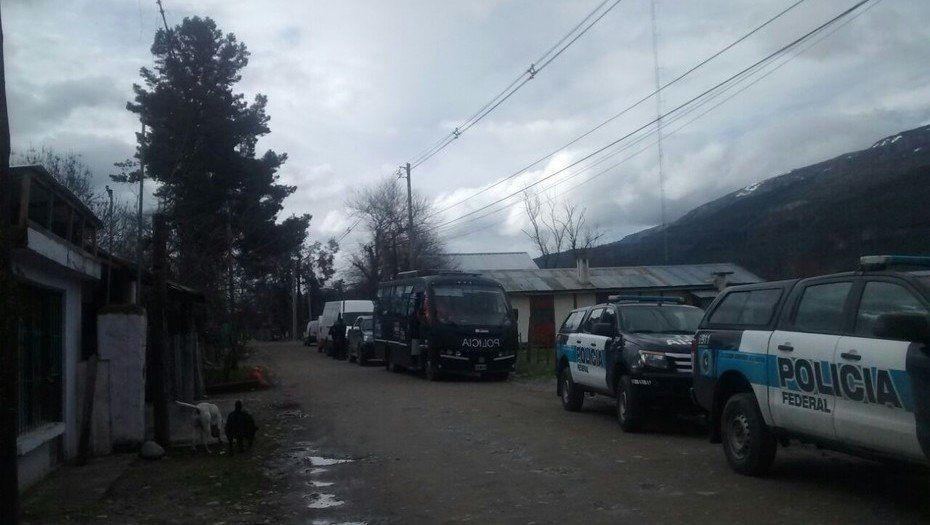 Allanan la casa donde vivía Santiago Maldonado en El Bolsón