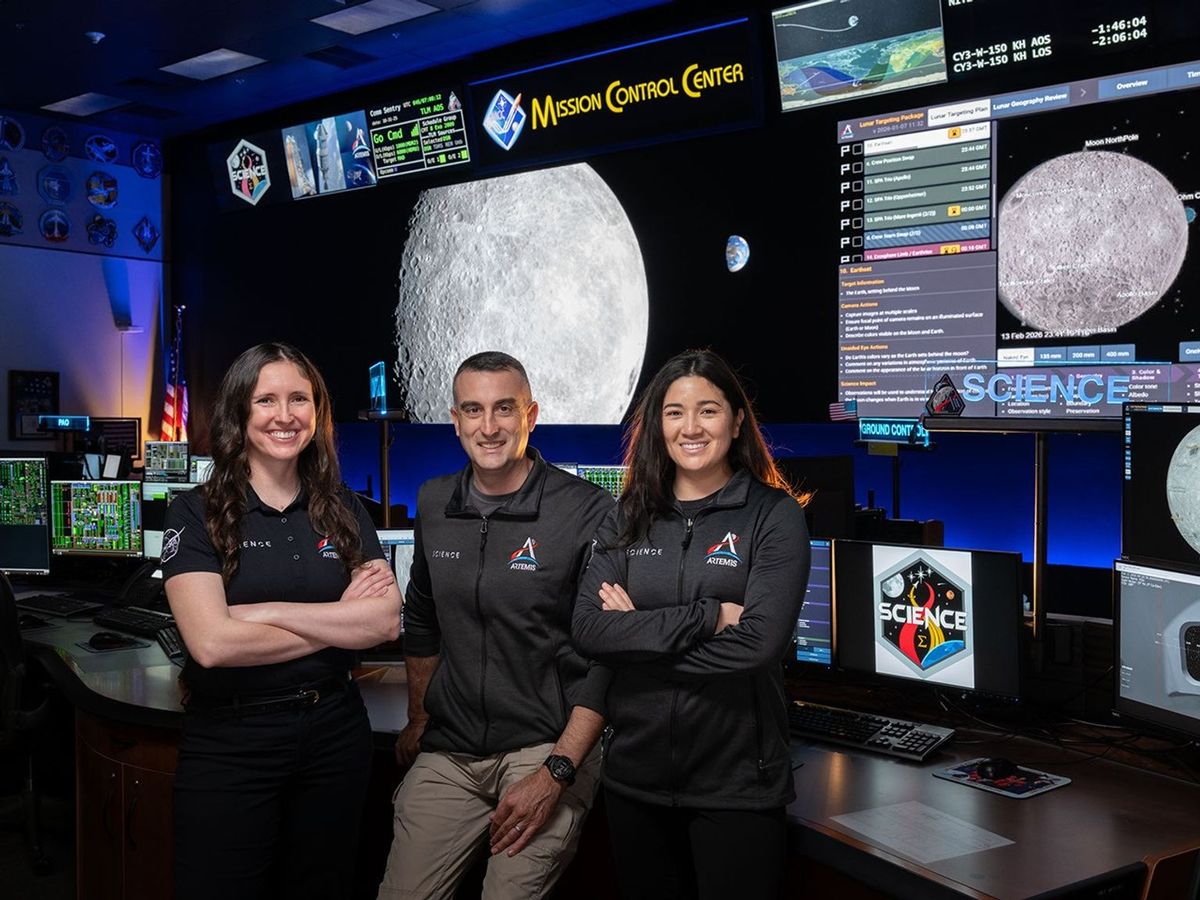 Los científicos del programa Artemis, de izquierda a derecha, Kelsey Young, Trevor Graff y Angela Garcia, posan junto a la nueva consola SCIENCE en el Centro de Control de Misiones del Centro Espacial Johnson de la NASA en Houston. Créditos: NASA/Josh Valcarcel 