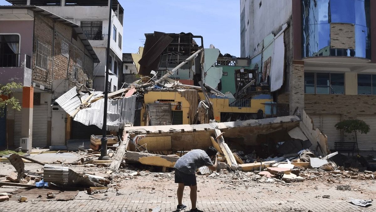 Al menos 360 edificaciones quedaron destruidas o afectadas por el temblor en Ecuador.