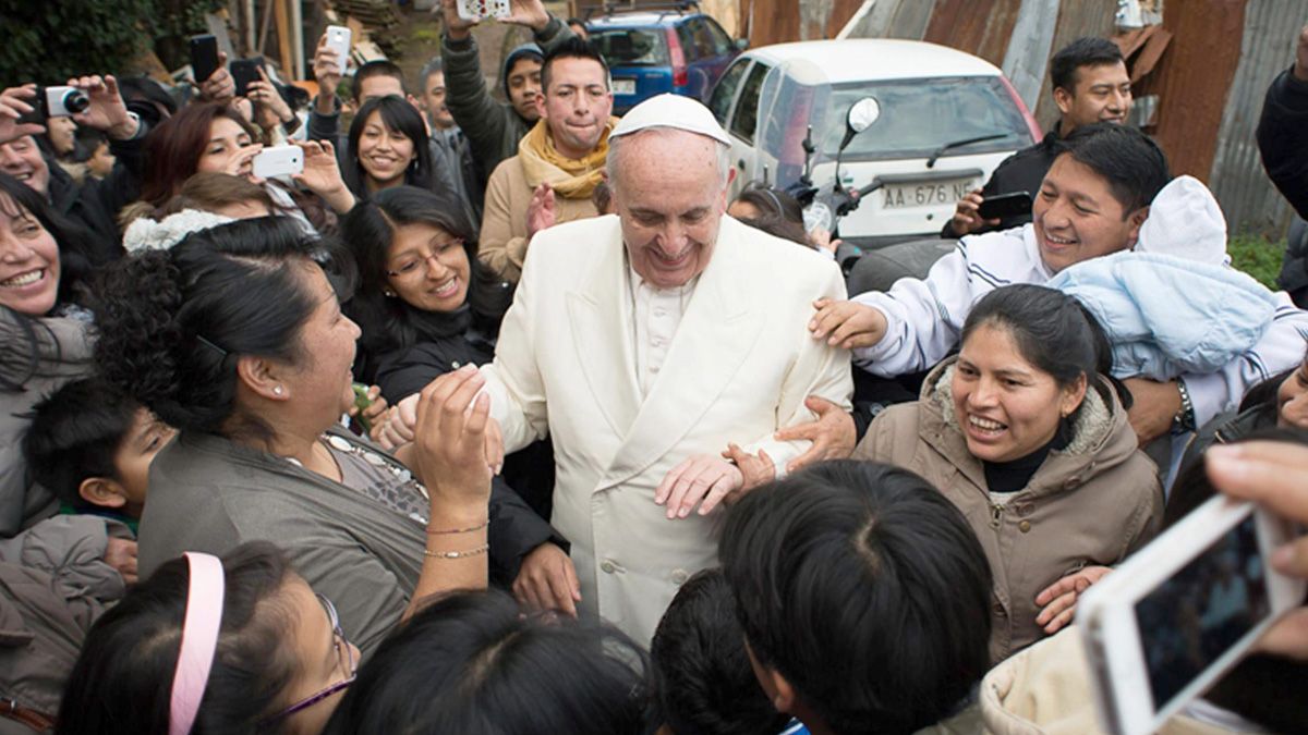 El papa Francisco en una visita sorpresa a un humilde barrio de Roma con numerosos inmigrantes sudamericanos (Reuters). El papa Francisco en una visita sorpresa a un humilde barrio de Roma con numerosos inmigrantes sudamericanos (Reuters).
