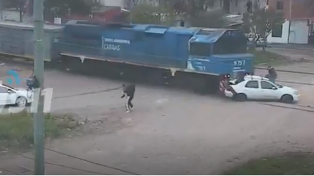 Un tren embistió a un auto con 6 pasajeros que quedó varado en las vías: una mujer quedó atrapada dentro del vehículo