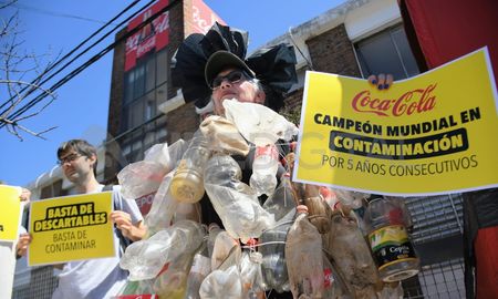 Los ambientalistas llevaron las botellas plásticas que encontraron en la costa del río a la distribuidora de Coca-Cola. Los ambientalistas llevaron las botellas plásticas que encontraron en la costa del río a la distribuidora de Coca-Cola.
