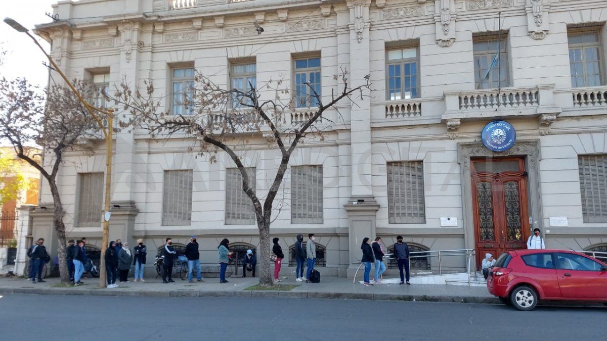 Antes de las 8, un importante grupo de personas aguardaban en fila y con distanciamiento la apertura de las oficinas del Registro Civil.