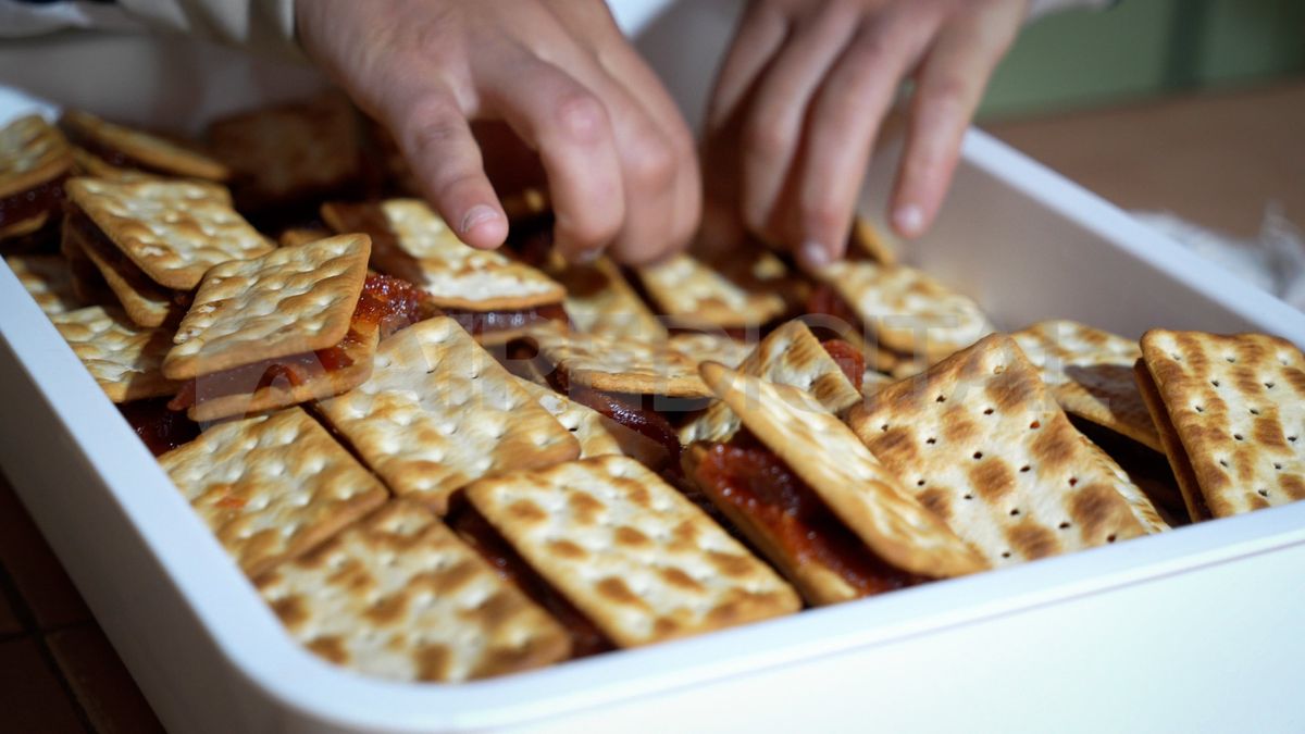 Los menús cambiaron desde hace meses. En la copa de leche se reparten masitas con dulce en forma de sandwich.
