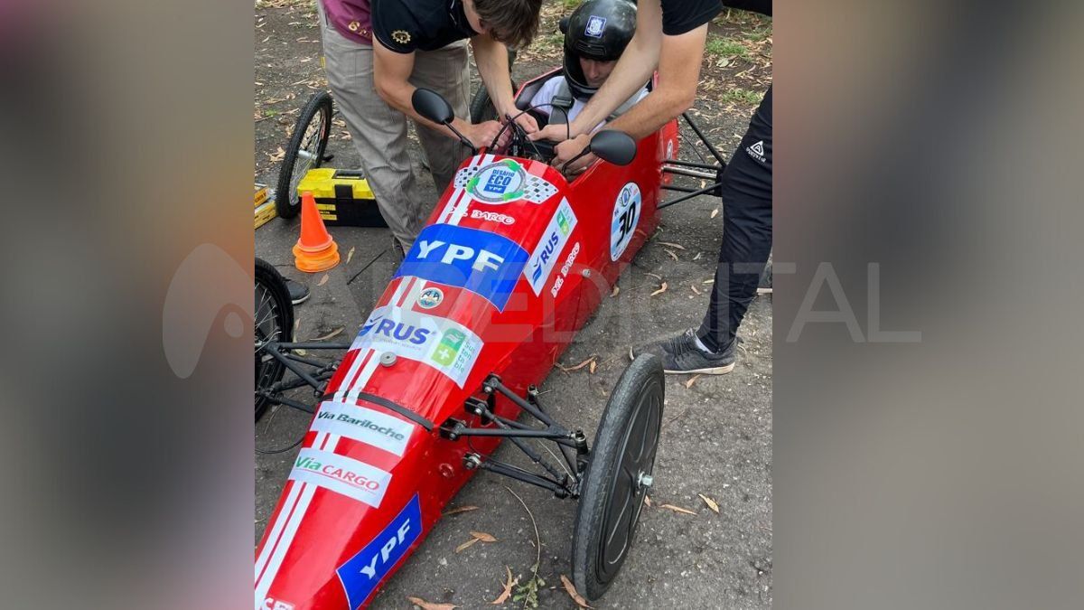 El vehículo pesa entre 95 a 100 kilos y alcanza los 45 kilómetros por hora.